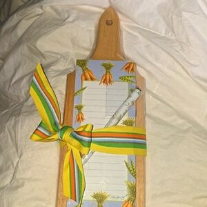 ✅️ Such a lovely gift! Adorable kitchen cutting board & pad of paper w/pen!